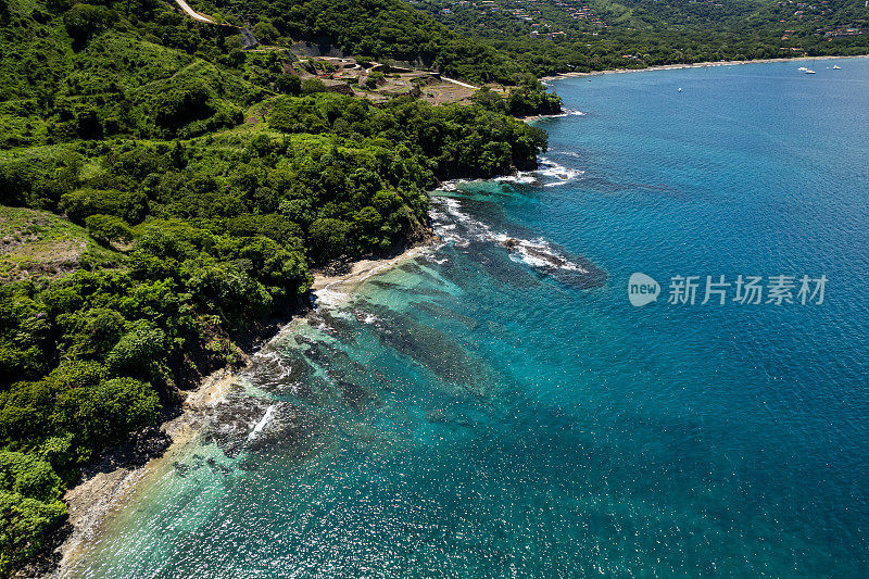 美丽的鸟瞰图，Playas del Coco, Hermosa海滩和它的绿色山脉，海湾和游艇在哥斯达黎加